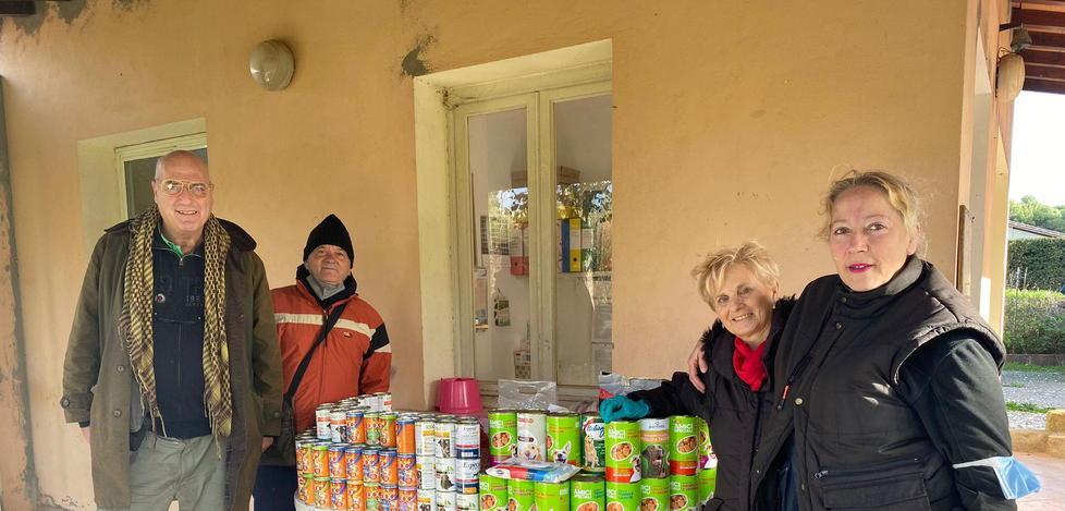 Cibo, coperte e farmaci per cani e gatti ospitati dall’oasi