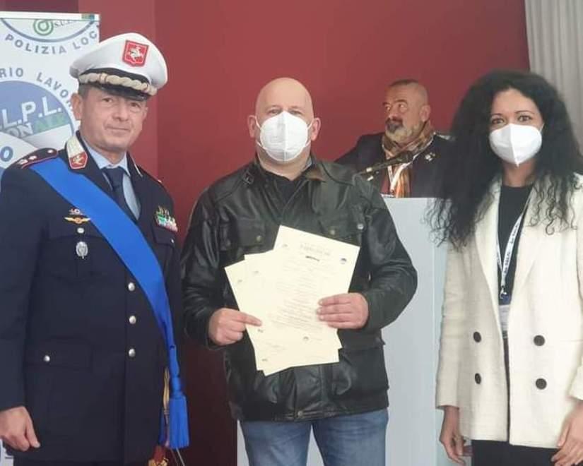 La polizia municipale premiata a Rimini per aver scongiurato la truffa dello specchietto 