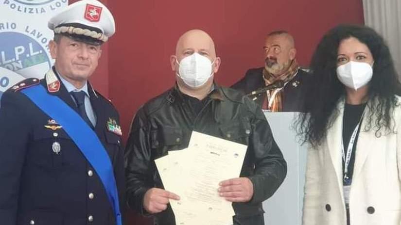 La polizia municipale premiata a Rimini per aver scongiurato la truffa dello specchietto