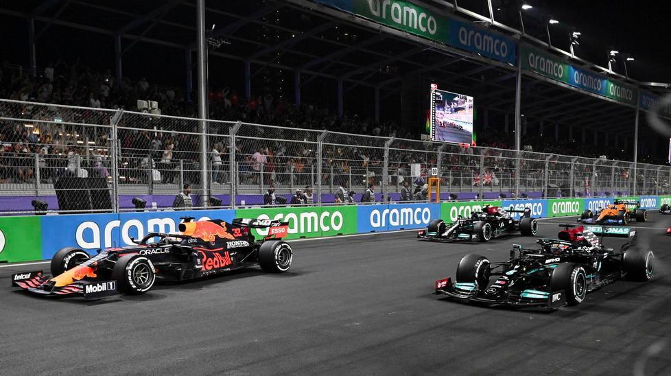 Lewis d’Arabia vince e riapre il Mondiale Ora il titolo si deciderà ad Abu Dhabi 