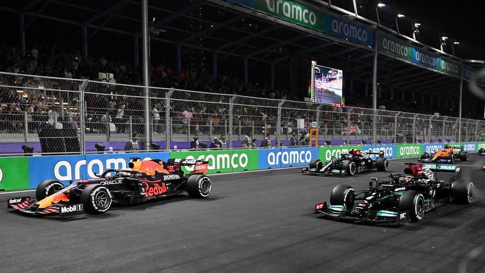 Lewis d’Arabia vince e riapre il Mondiale Ora il titolo si deciderà ad Abu Dhabi
