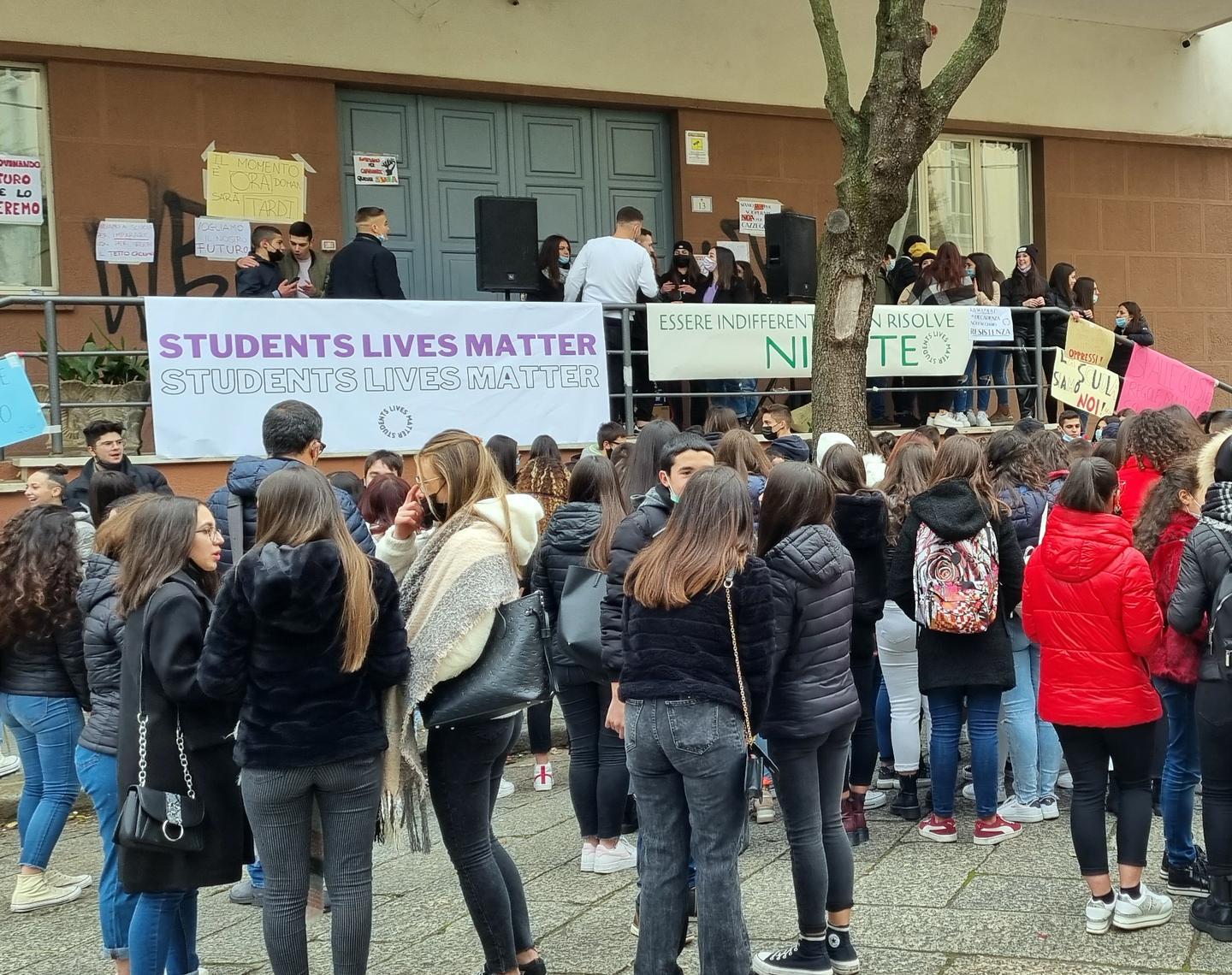 «Mai vietato il piercing nella mia scuola» 