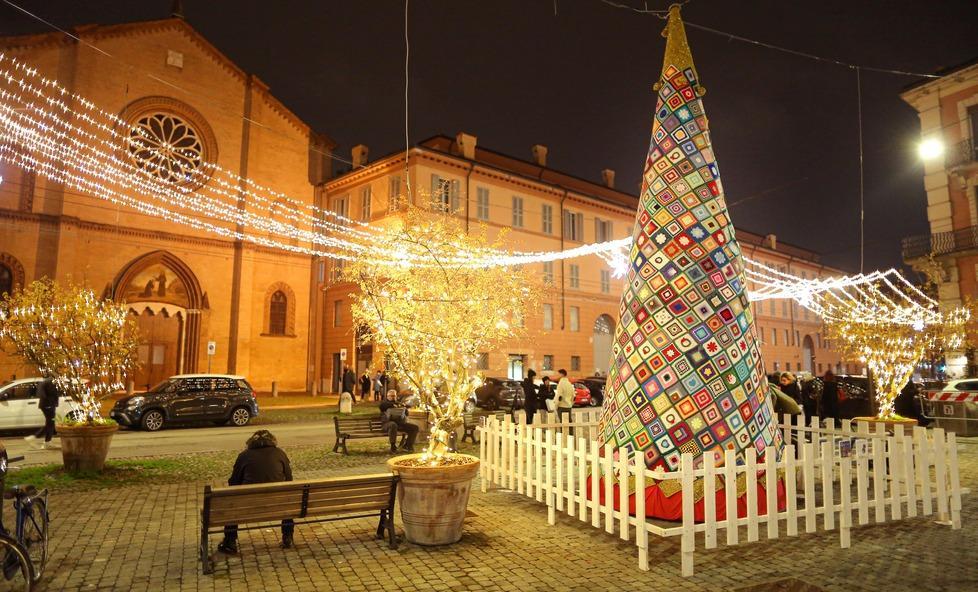 Modena. Quell’albero di lana riciclata in San Francesco fatto a uncinetto da 261 donne 