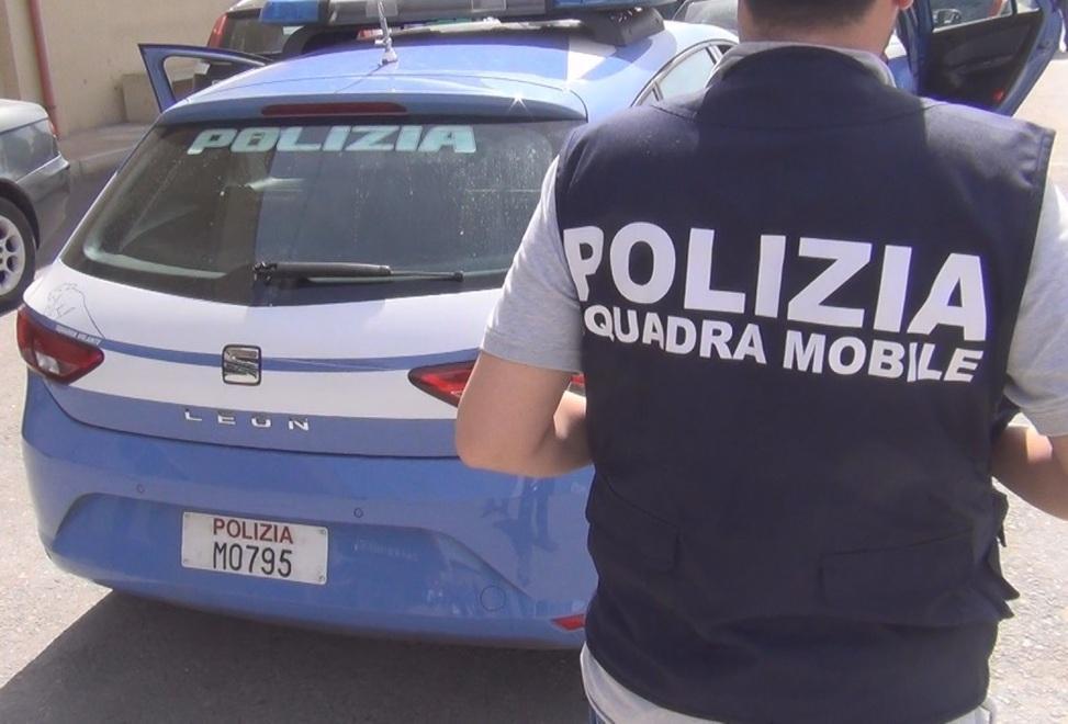 «Devi essere musulmana», il padre arrestato, il fratello non può avvicinarla 