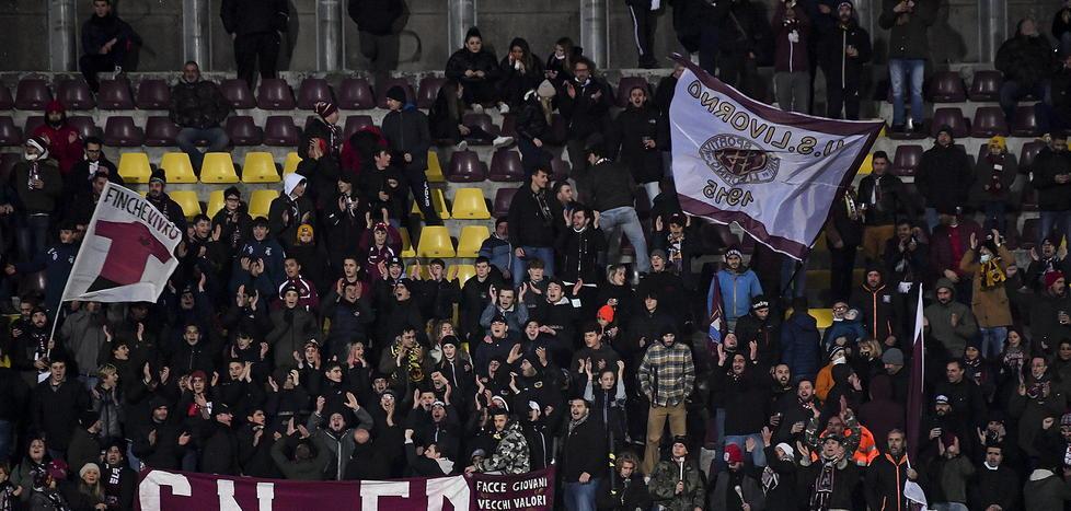 I tifosi amaranto durante la partita contro la Colligiana: come si può vedere dall’immagine la quasi totalità dei supporter non indossa la mascherina