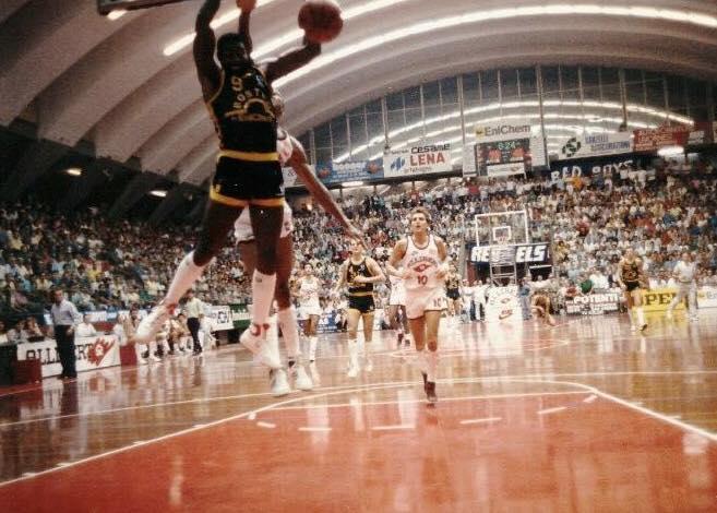 Rod Griffin schiaccia in uno dei derby del 1986-87 tra Boston Enichem e Allibert, Ritossa osserva. Al palasport di via Allende ci sono cinquemila persone
