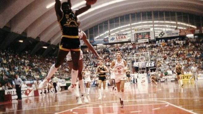 Rod Griffin schiaccia in uno dei derby del 1986-87 tra Boston Enichem e Allibert, Ritossa osserva. Al palasport di via Allende ci sono cinquemila persone