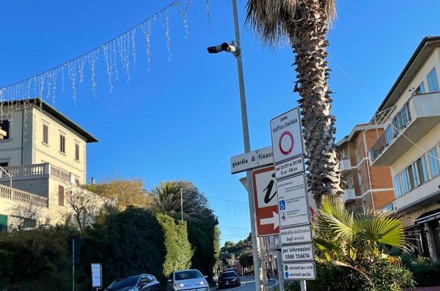 Scooter, raffica di multe nella Ztl di Castiglioncello: «Inutile protestare, i cartelli sono chiari» 
