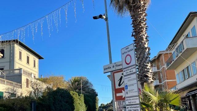 Scooter, raffica di multe nella Ztl di Castiglioncello: «Inutile protestare, i cartelli sono chiari»