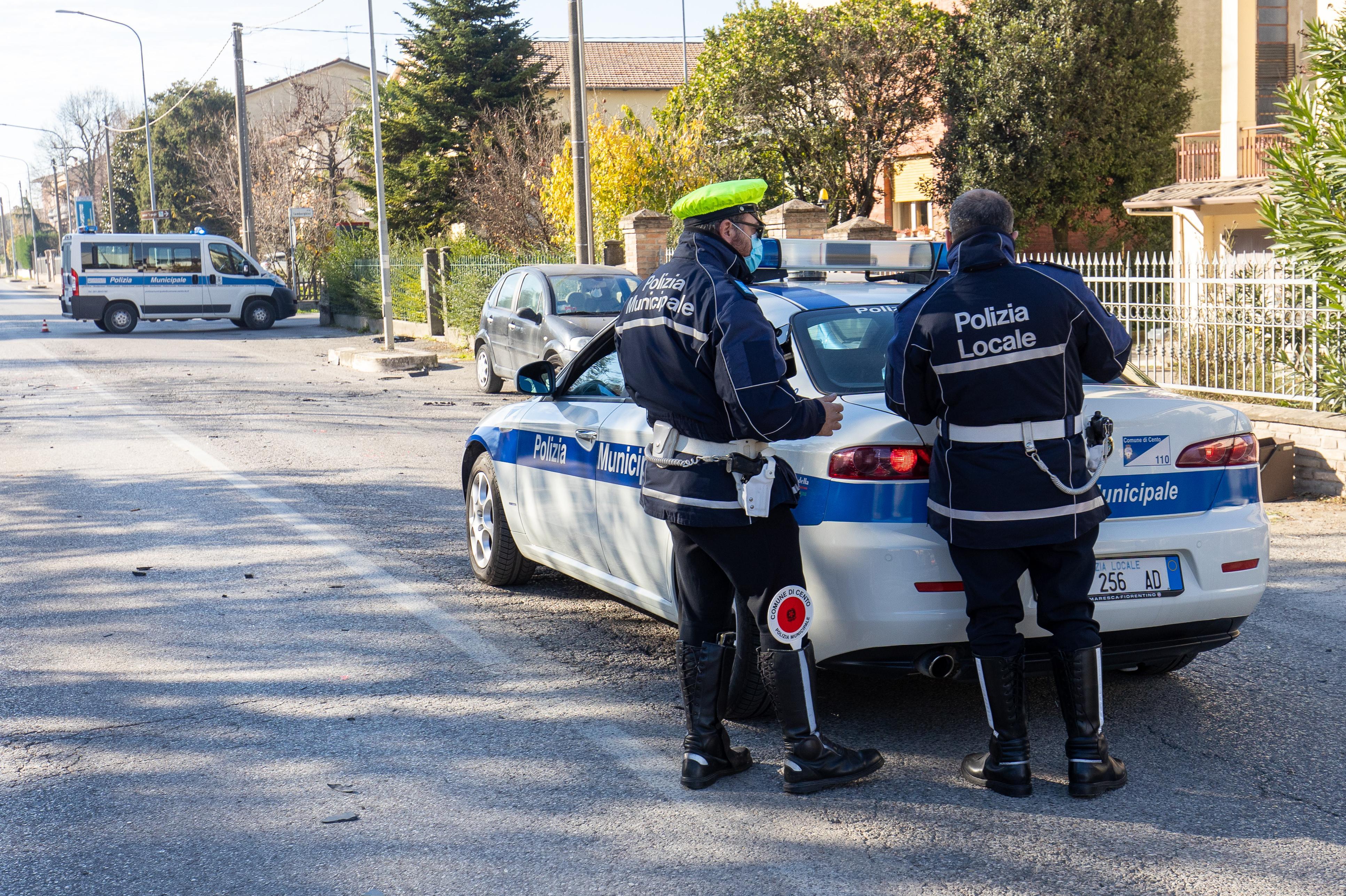 Pizzaiolo senza pass nel negozio: scattano la multa e l'allontanamento dal lavoro 