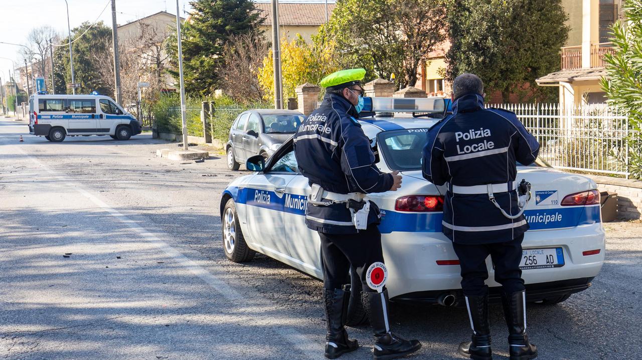 Pizzaiolo senza pass nel negozio: scattano la multa e l'allontanamento dal lavoro