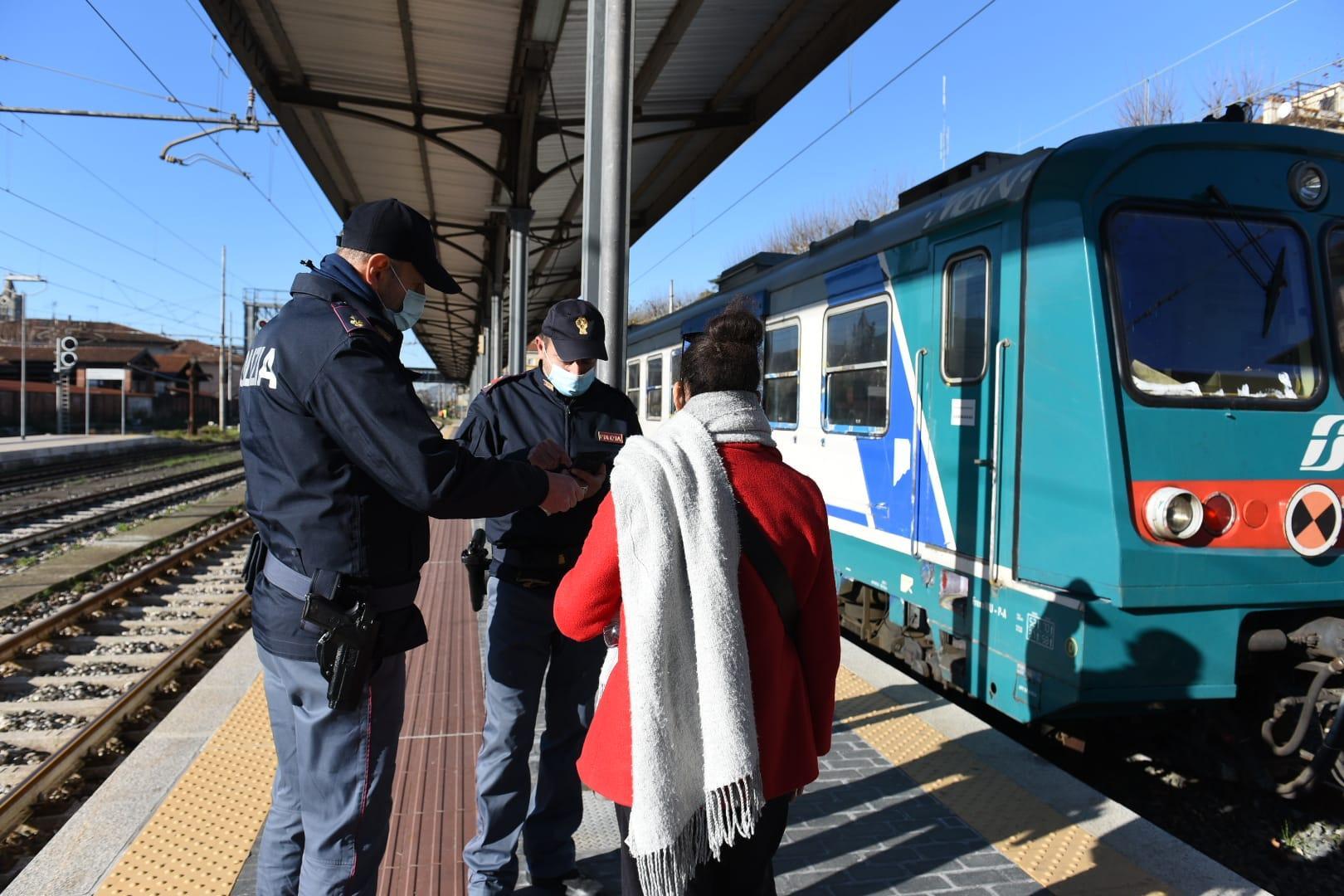 La polizia controlla il Green pass alla stazione ferroviaria di Lucca