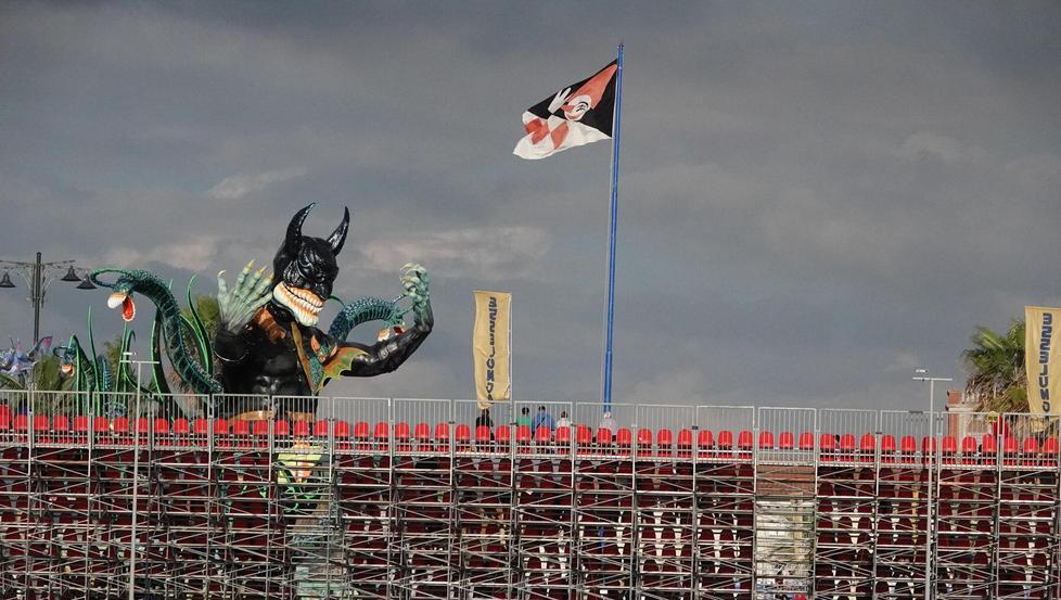 Carnevale di Viareggio 2022, manca un milione di euro: «Ora vanno trovate risorse per i carristi» 
