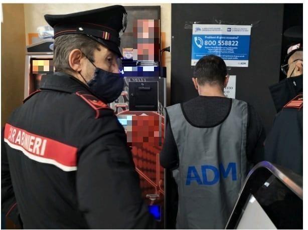 Un controllo dei carabinieri e dell'Agenzia delle dogane e monopoli