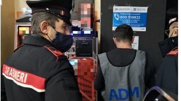 Un controllo dei carabinieri e dell'Agenzia delle dogane e monopoli
