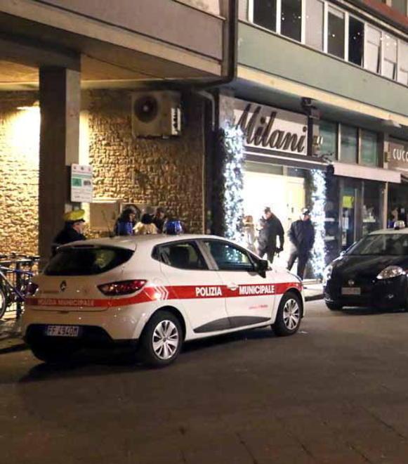 Un’auto dei vigili urbani in piazza Aranci