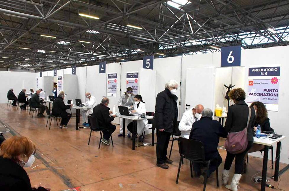 il centro vaccinale nel padiglione
