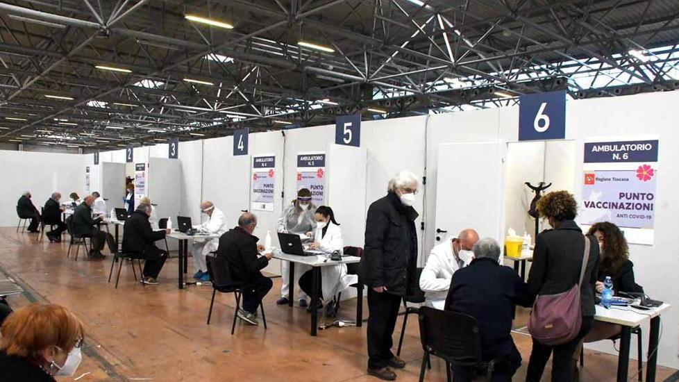 il centro vaccinale nel padiglione
