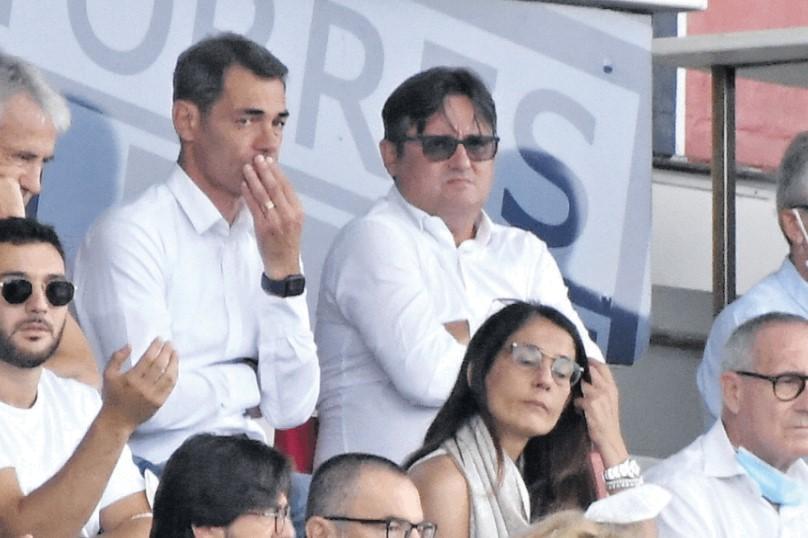 Il presidente della Torres Stefano Udassi (a sinistra) in tribuna con Pierluigi Pinna di Insula Sport