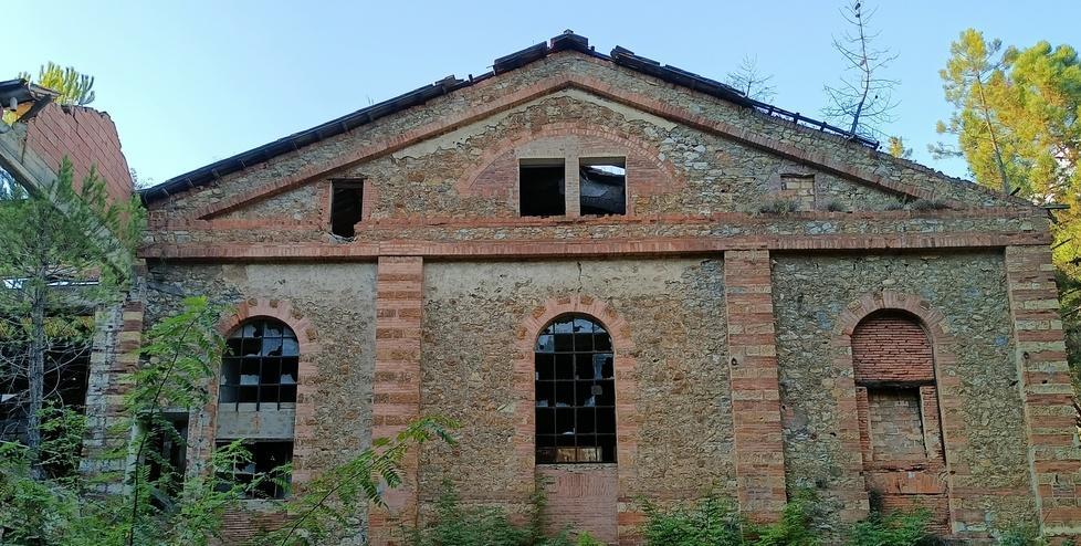 Uno degli edifici della vecchia miniera a Fenice Capanne di Massa Marittima