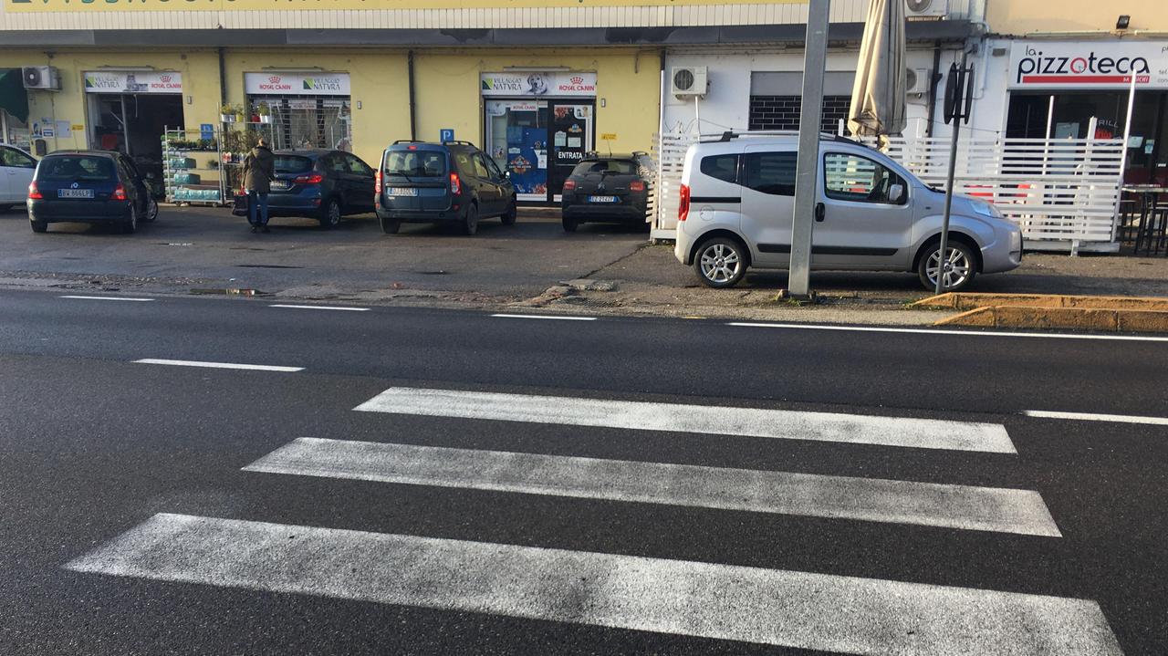 Rifatto l’asfalto sulla statale 16, ma le strisce restano a metà