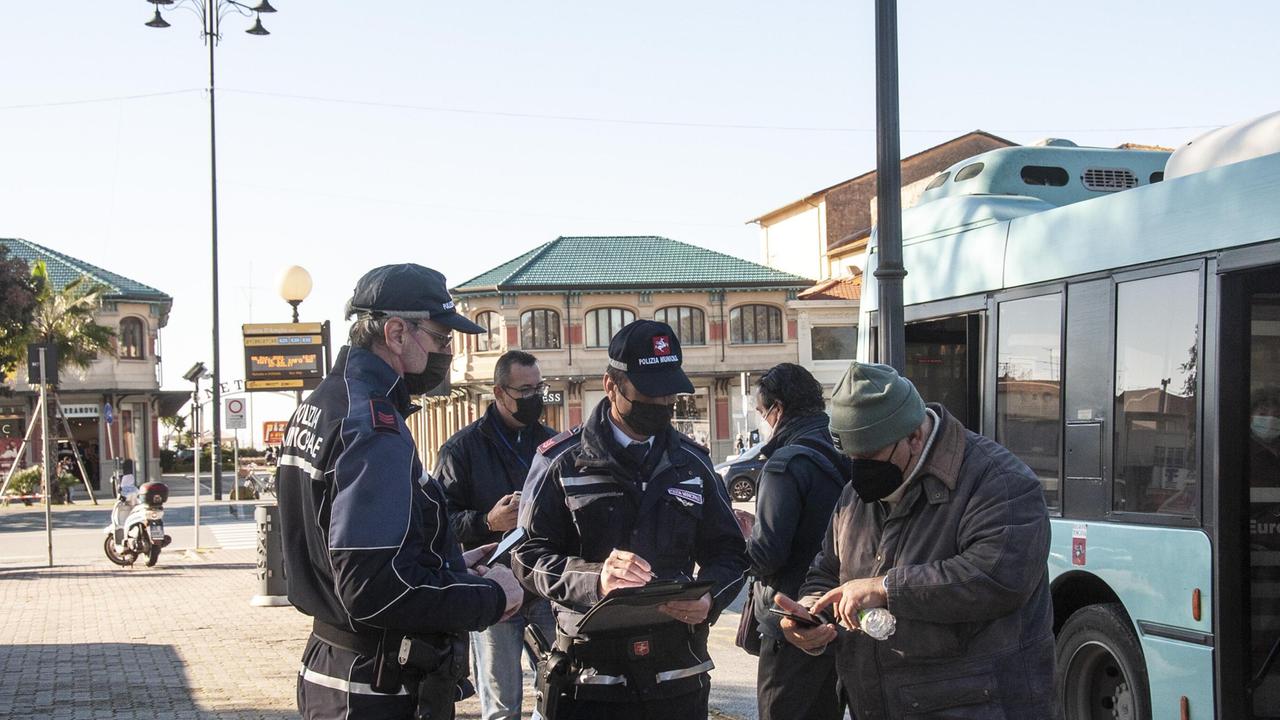 Green pass sugli autobus, ecco le prime tre multe in Versilia