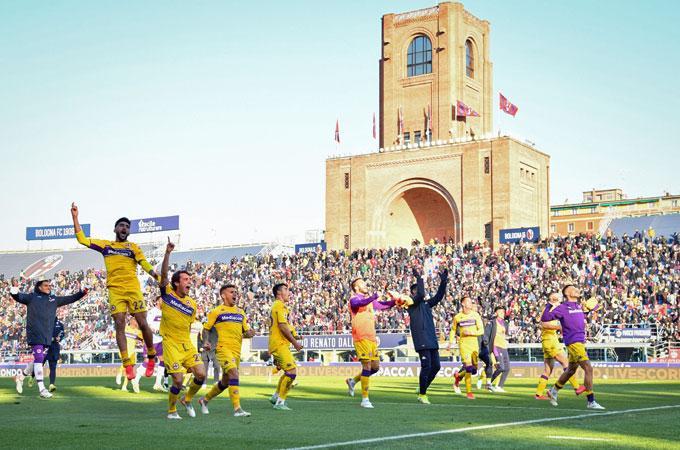 I giocatori della Fiorentina esultano dopo la vittoria al Dall’Ara contro il Bologna