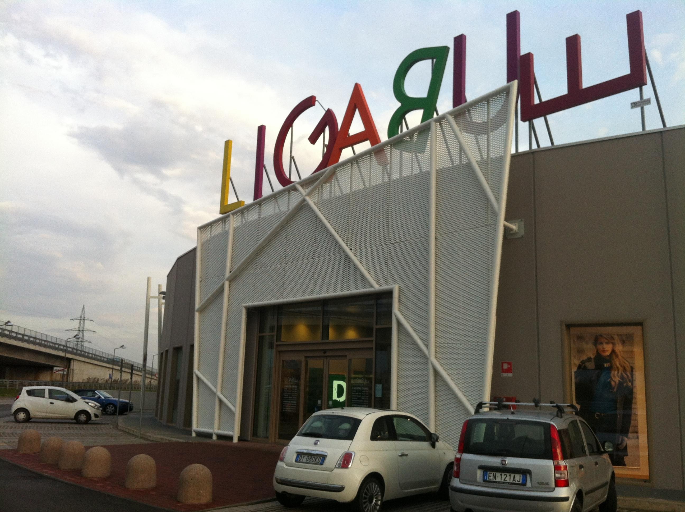 Furto nella profumeria del centro commerciale, ladri messi in fuga dai carabinieri