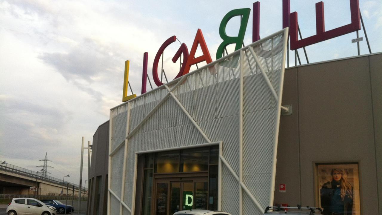 Furto nella profumeria del centro commerciale, ladri messi in fuga dai carabinieri