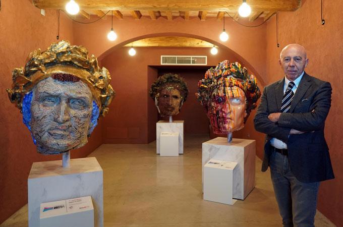 Il sindaco di Peccioli Renzo Macelloni in una delle sale espositive