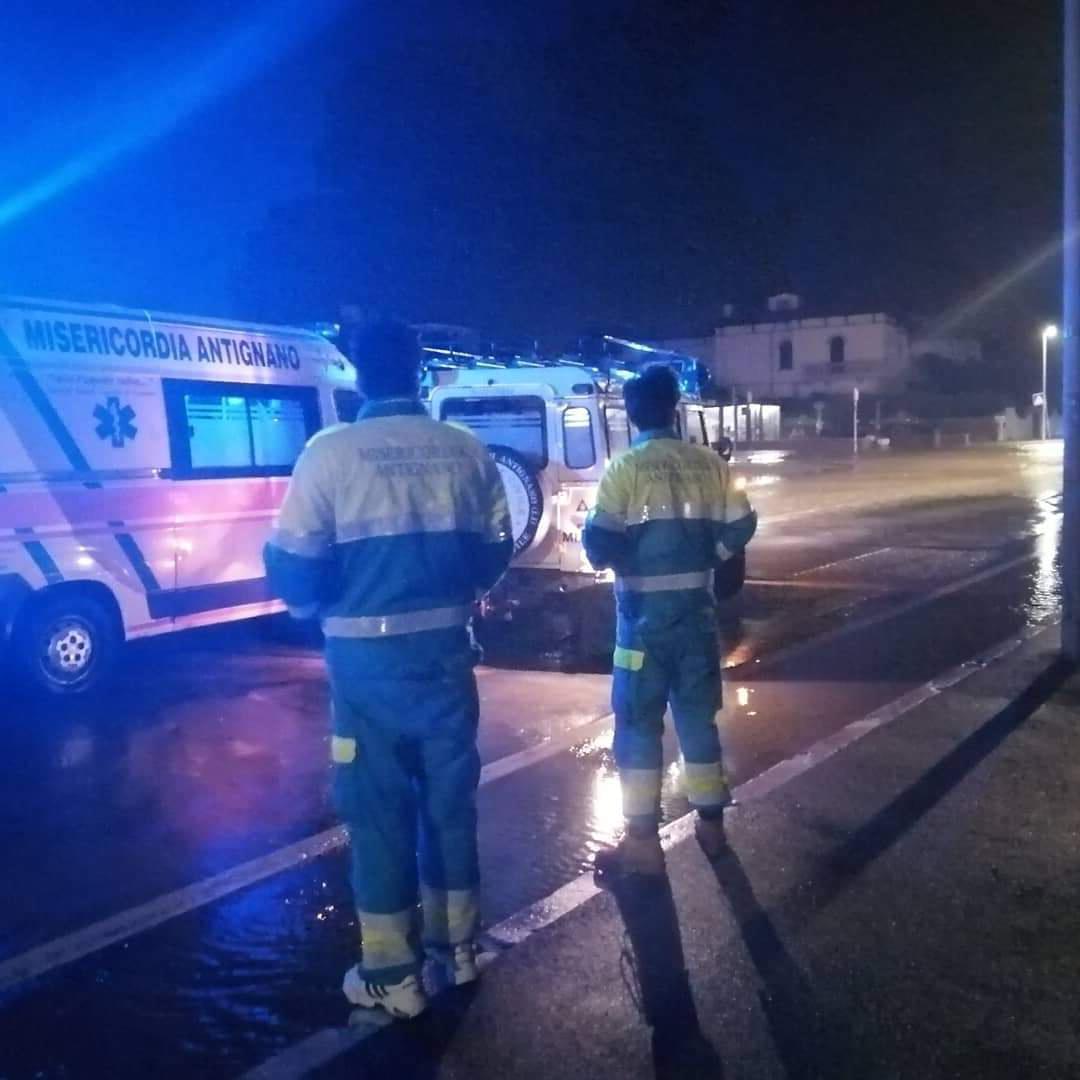 Due volontari della Misericordia di Antignano durante un'allerta meteo (foto d'archivio)