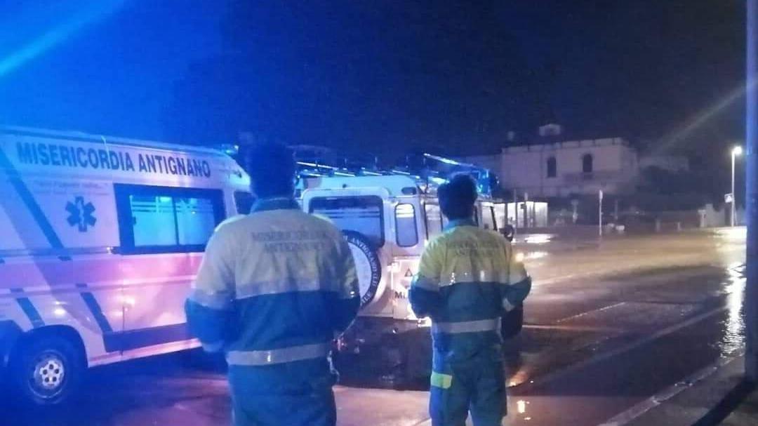 Due volontari della Misericordia di Antignano durante un'allerta meteo (foto d'archivio)