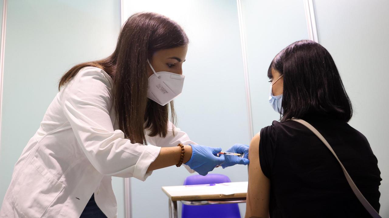 Super green pass, poca spinta alla campagna vaccinale