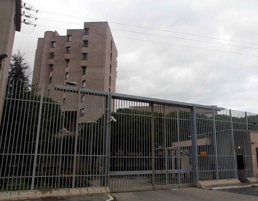 L'ingresso del carcere delle Sughere (foto d'archivio)