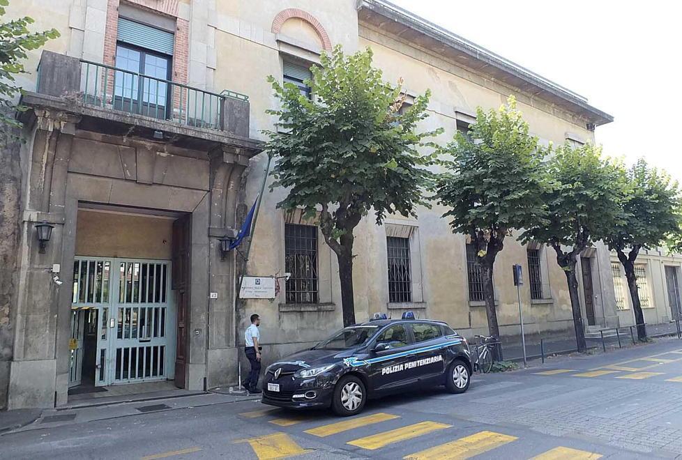 La madre non accetta la sua omosessualità, lui l'aggredisce e finisce in carcere