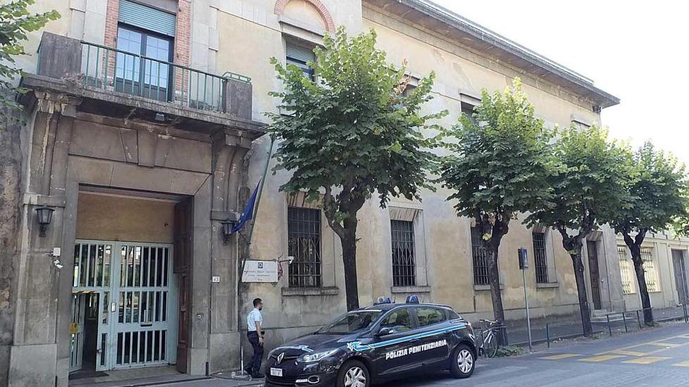 La madre non accetta la sua omosessualità, lui l'aggredisce e finisce in carcere