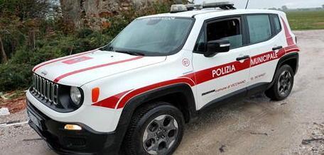 Aveva 150 chili di rifiuti in auto e voleva abbandonarli per strada