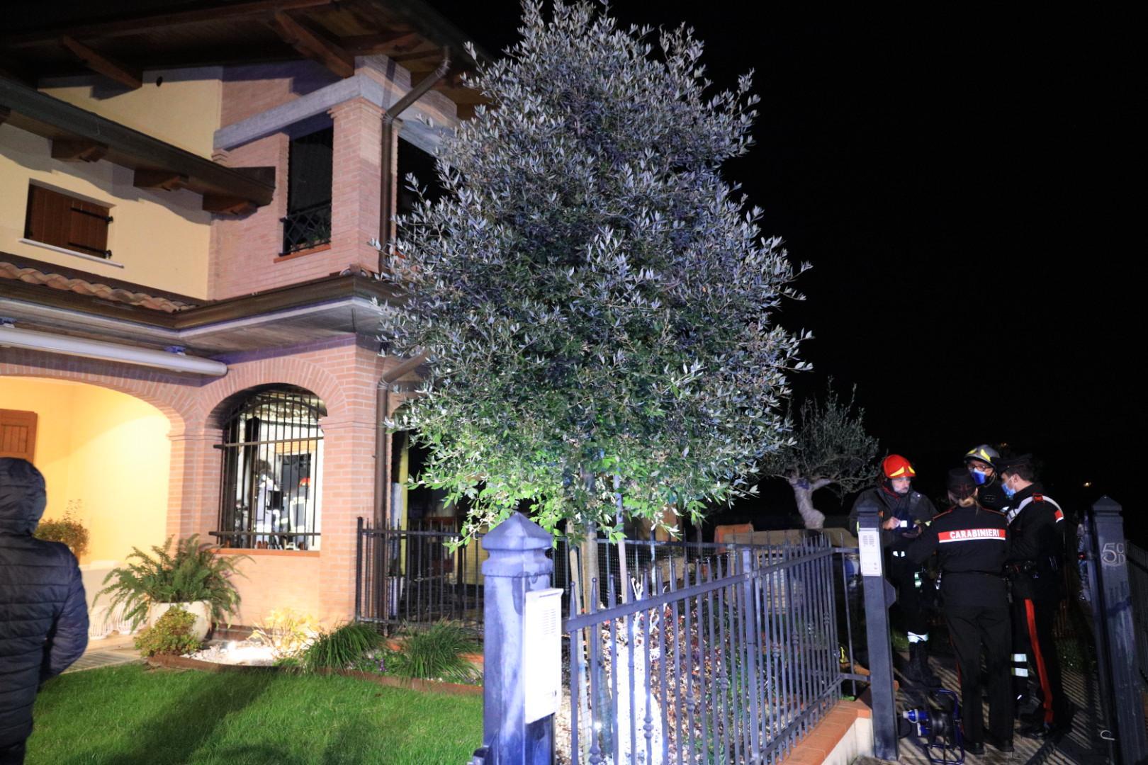 Incendio in una villetta a Castelvetro, due intossicati