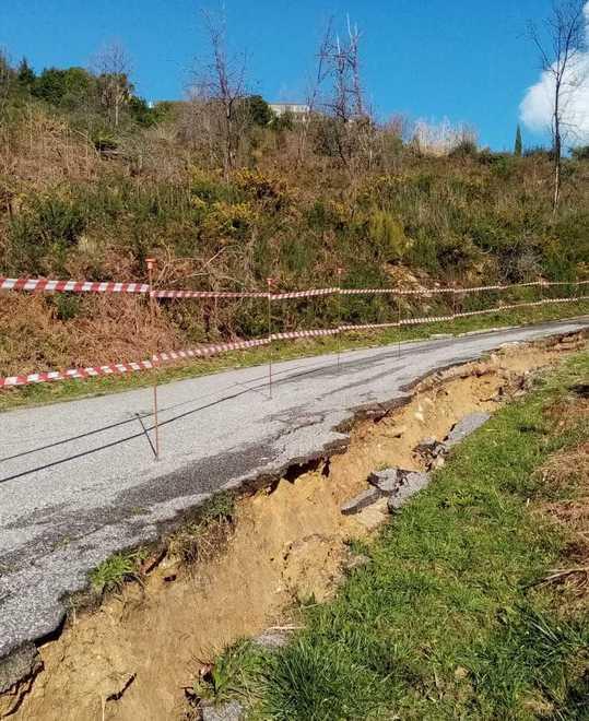 Una frana lunga un anno I cittadini si ribellano