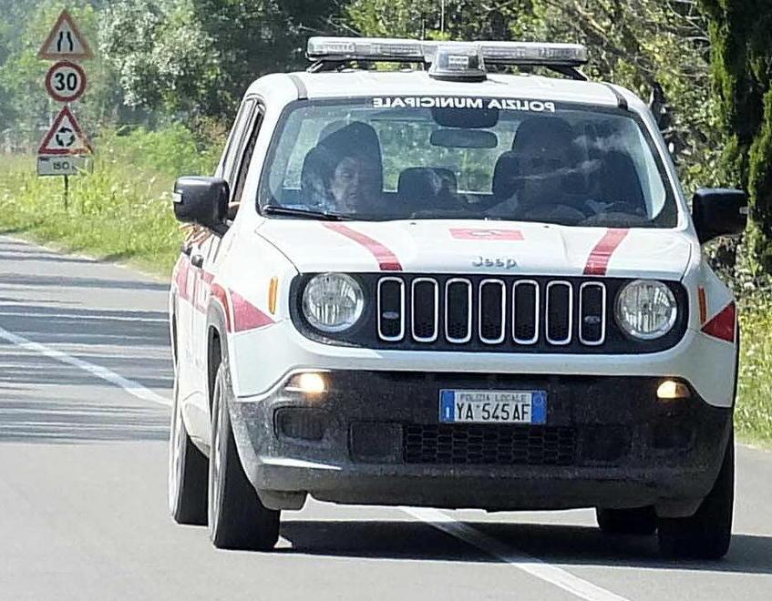 Vuole abbandonare 150 chili di rifiuti sotto a un ponte Viareggino indagato 
