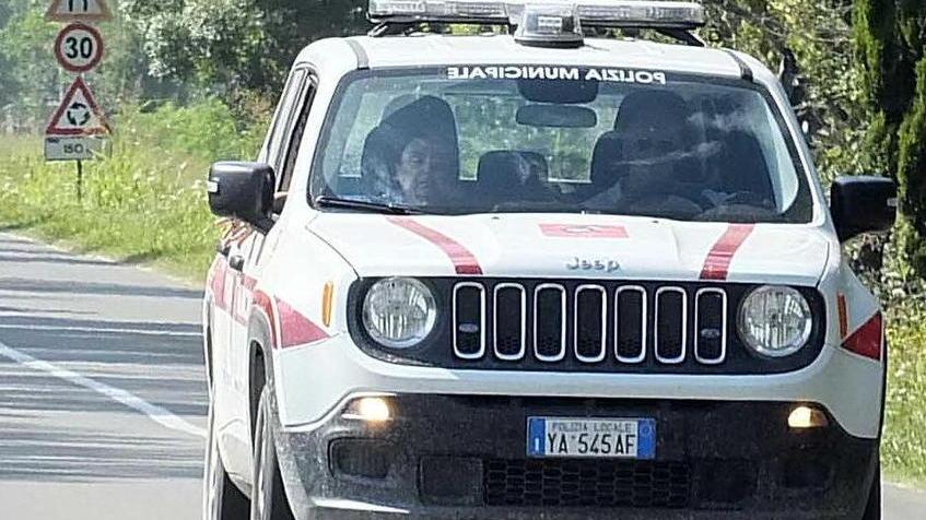 Vuole abbandonare 150 chili di rifiuti sotto a un ponte Viareggino indagato