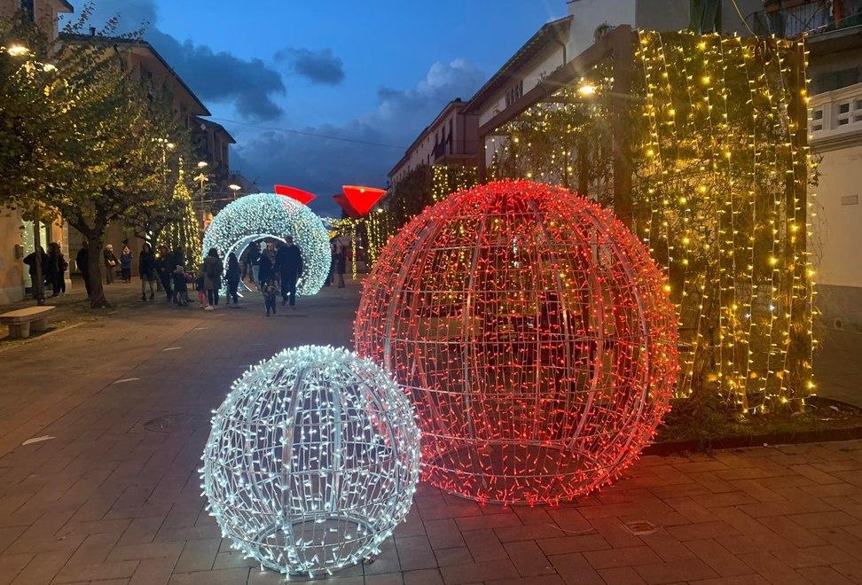 Accese le luminarie Spazio alle feste in vista del Natale
