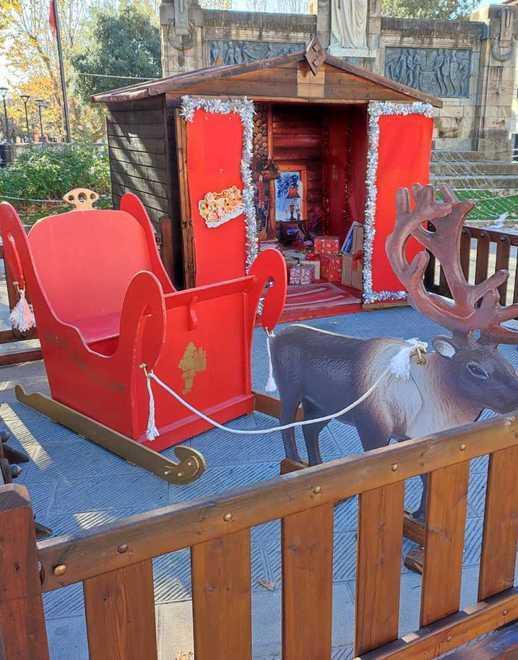 Domani arriva Babbo Natale alla casina in piazza dei Caduti