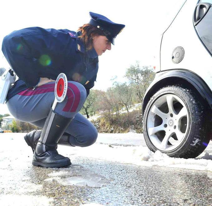 Giro di vite della prefettura su catene e gomme da neve 