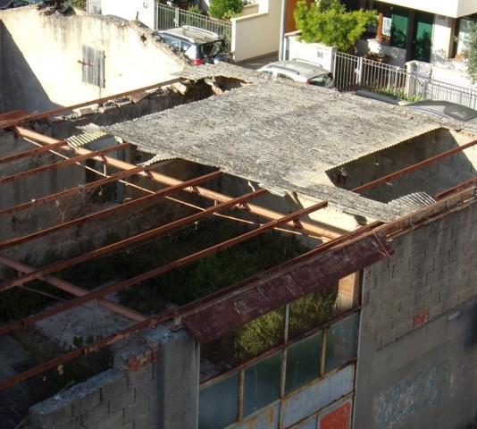 «Le case in una zona degradata» Protesta contro una ex fabbrica 