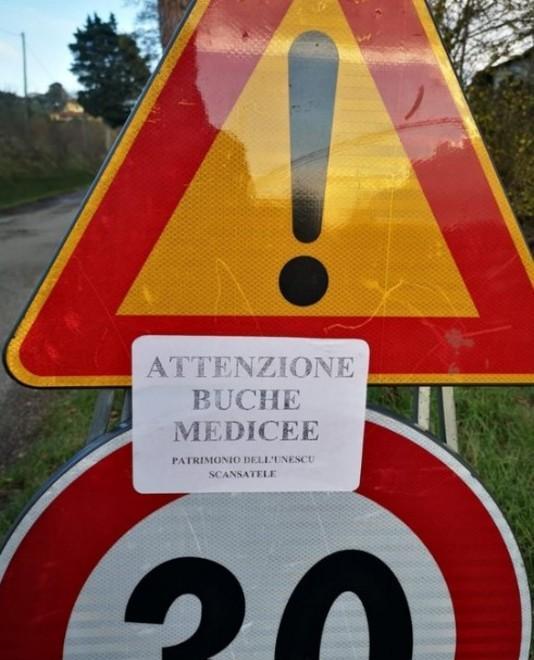 “Attenti, buche medicee” Ironia sul cartello stradale 