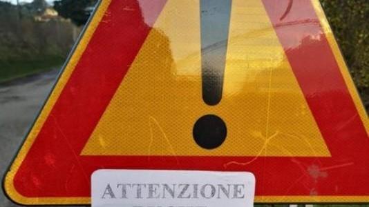 “Attenti, buche medicee” Ironia sul cartello stradale