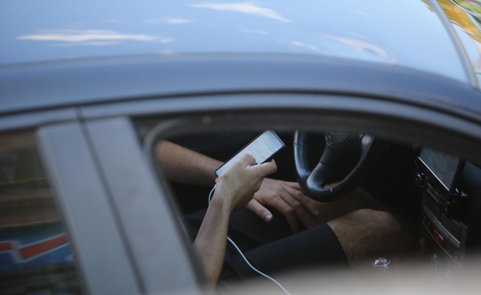 Furto di cellulare dal benzinaio Il 47enne: «Non ne so nulla» 