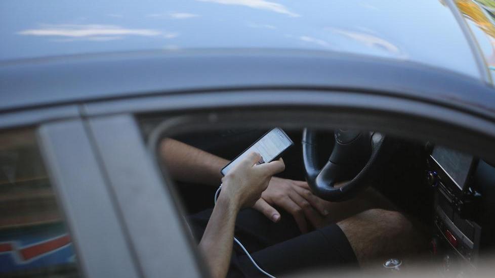 Furto di cellulare dal benzinaio Il 47enne: «Non ne so nulla»