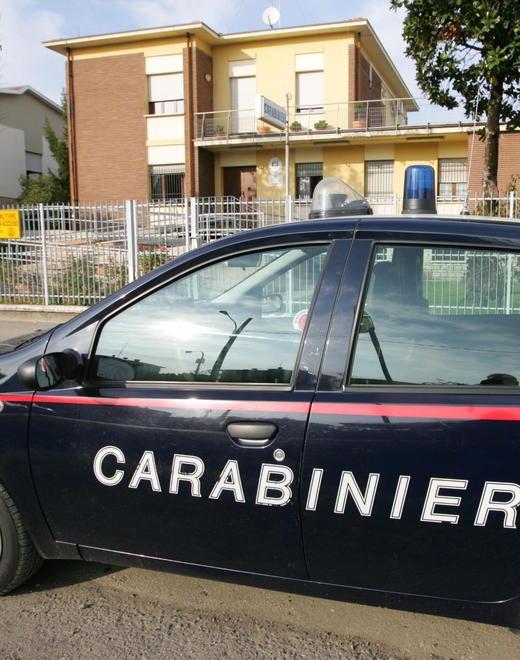 Spia la moglie con la telecamera nascosta nella camera da letto 